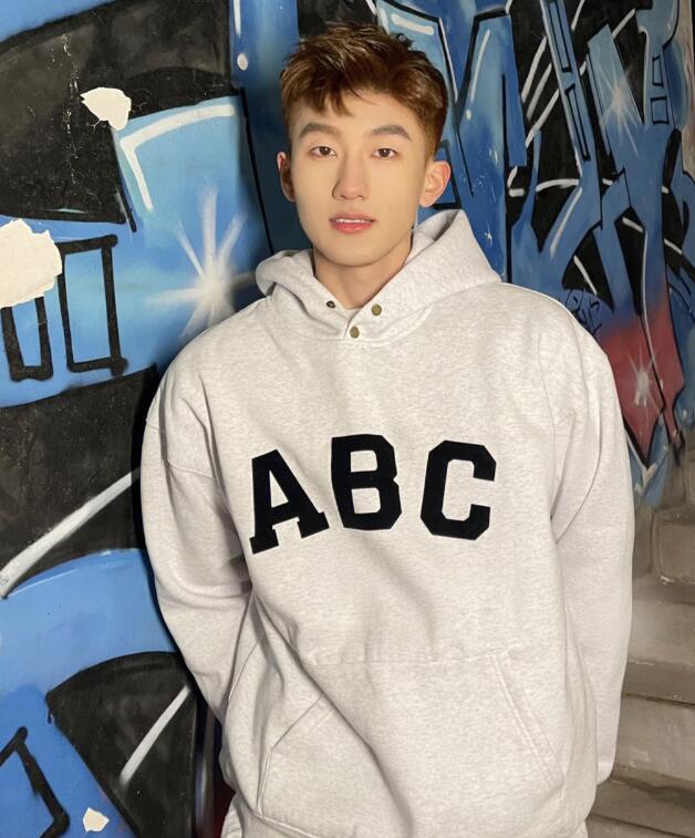 2024男士最流行短发,2024男士最流行短发发型_服装百科_第1张_酷尚品 2024男士最流行短发,2024男士最流行短发发型_http://www.kushangpin.com_服装百科_第1张