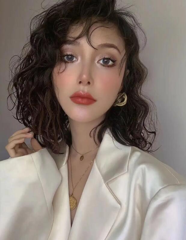 流行中长发烫发图片女，流行的烫发型女中长发图片_https://www.kushangpin.com_服装百科_第1张