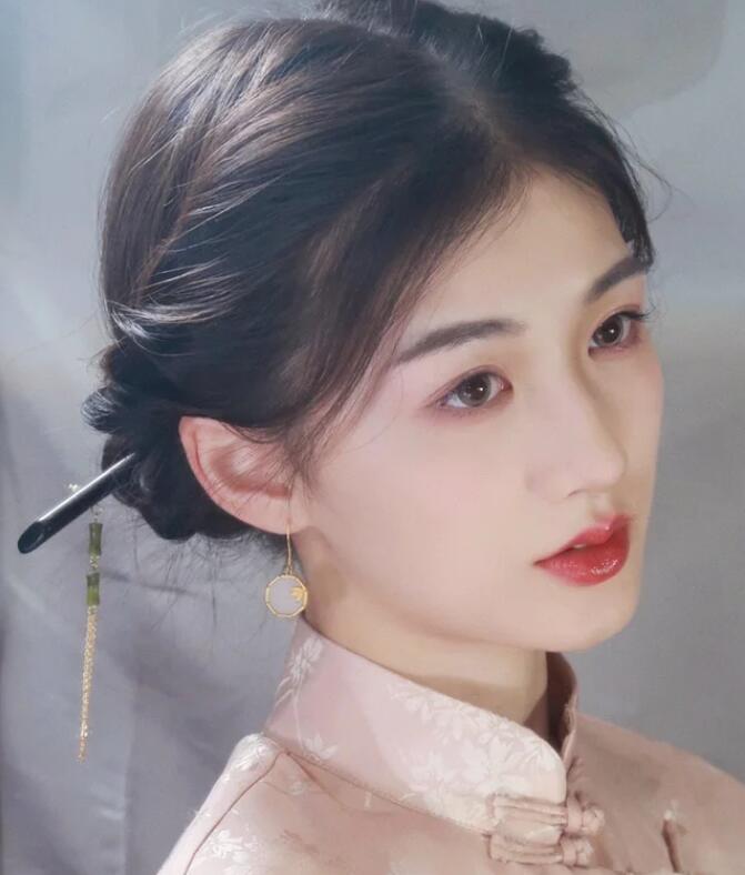 最流行的铅笔盘头发型,铅笔发髻_服装百科_第1张_酷尚品 最流行的铅笔盘头发型,铅笔发髻_https://www.kushangpin.com_服装百科_第1张